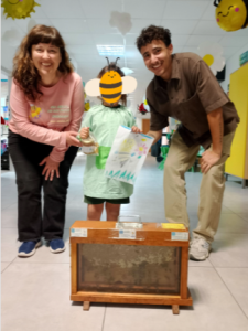 Colegio-Día de las Abejas-Eva-Ganadora del Concurso de Dibujo Escolar
