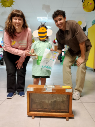 Colegio-Día de las Abejas-Eva-Ganadora del Concurso de Dibujo Escolar