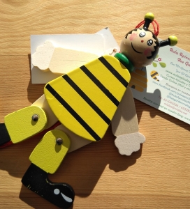 Móvil de abejita de madera